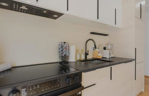 Lux 3BD Minutes Walk to Airport - Foto 2