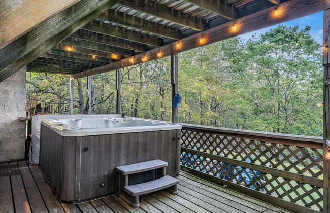 Sky View Chalet by Avantstay Stunning Interior, Spacious Deck, Hot Tub, & View - Photo 34
