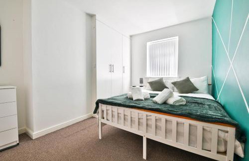 3-Bed Contractor Ready Stay Near City & M4 Access with Parking & Wi-Fi - Foto 12