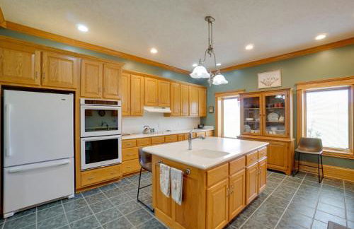 Spacious McArthur Home Private Hot Tub and Pond! - Photo 11