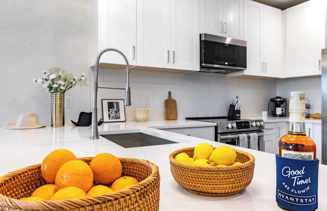 Lindsley by Avantstay Balcony + Modern Design A+ Downtown Location - Photo 11