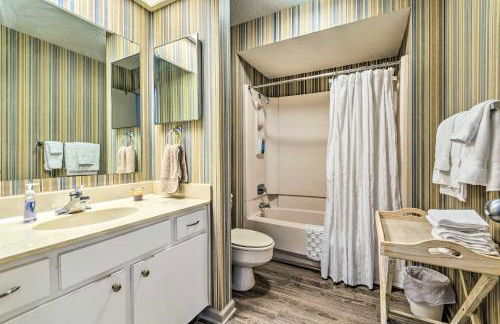 Single-Story Fairfield Bay Condo with Deck! - Foto 21