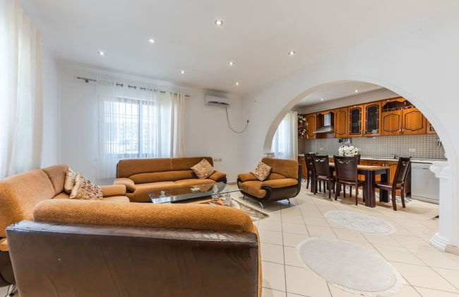 Authentic Lake View Apartment - Photo 6