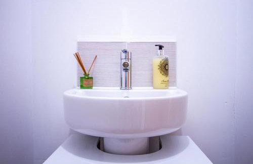 Charming 1BR House in Eccles with Free Parking - Foto 36