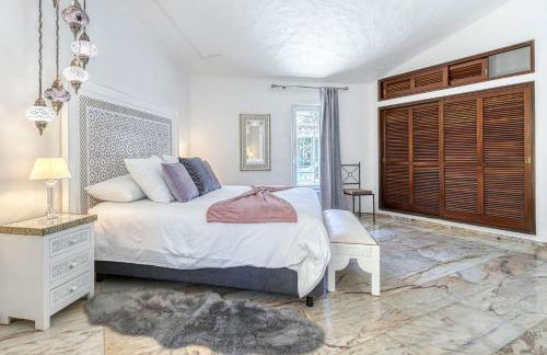 Golfinhos - MAGNIFICENT & SPACIOUS 5 BEDROOM VILLA - Foto 50