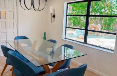 Tropical PoolHome Walk to Shops Near Beach - Foto 65