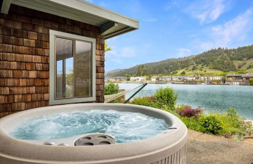 Dockside getaway with hot tub & dock - Foto 1