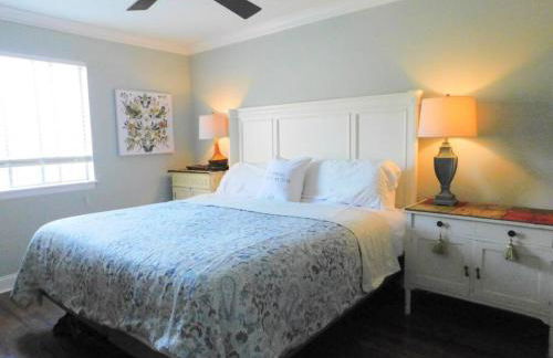 Q4 Professionally decorated upstairs beautiful soothing colors close to back pool - Foto 25