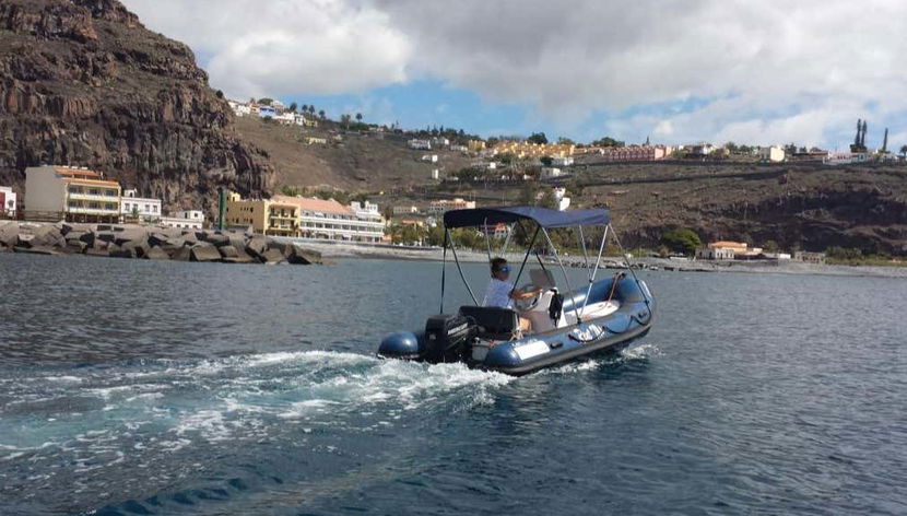 Desfrutando do aluguel da lancha