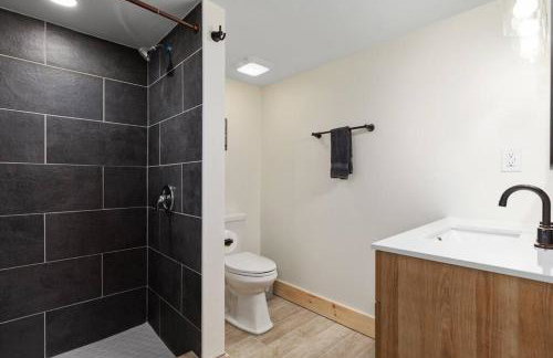 Pondview 4BR Cabin-Walk to Caverns, Hot Tub, Wi-Fi - Foto 6