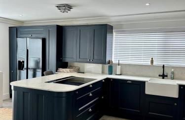 Charmandene - Luxury 5 Bed with Pool and Gated Parking - Foto 10