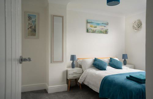 Large newly refurbished modern house, part sea views, south facing garden, parking - Photo 18