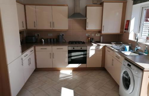 Modern Roomy 3 BR Home Pershore - Foto 13