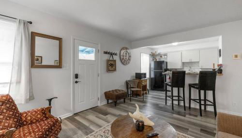 Pony Express 1BR | Pets OK + Laundry | Blue Door - Foto 4