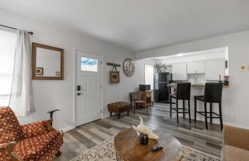 Pony Express 1BR | Pets OK + Laundry | Blue Door - Foto 4