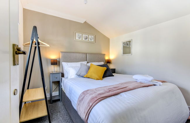 Beautiful 4 Bed House, 3 Minutes to Sea, Sleeps 8 - Foto 2