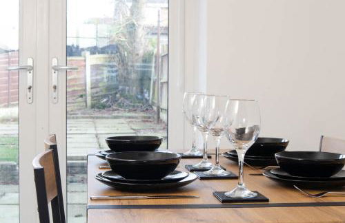 Big 4-Bed House in Haydock Ideal for Work Crews - Foto 4