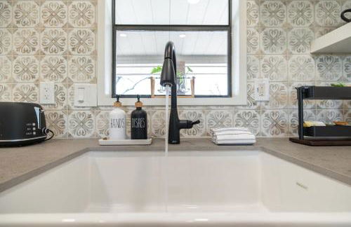 Bus Stop Saloon - Cave Creek with Spa - Photo 62