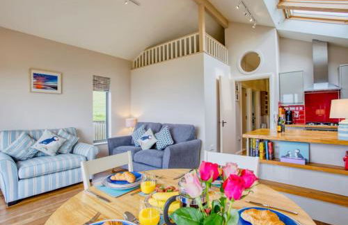 Beautiful Seaside Holiday Home - Photo 2