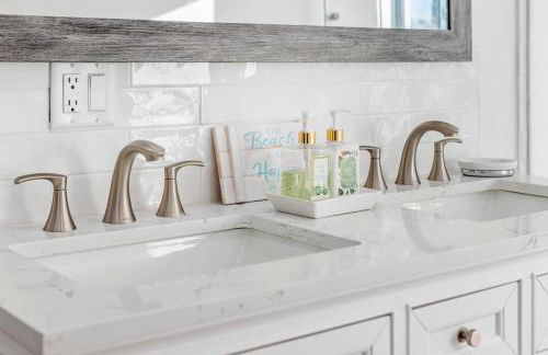 Family Getaway Walkable to Town - Foto 43