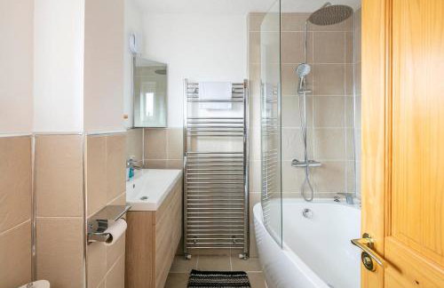 Relaxing Birdsong 4 Bedroom House - Photo 11