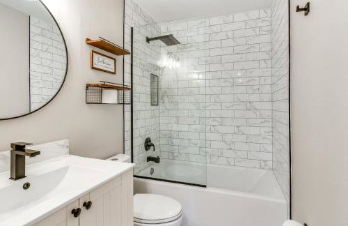 Screened Patio and Fire Pit Modern Westerville Home - Foto 19