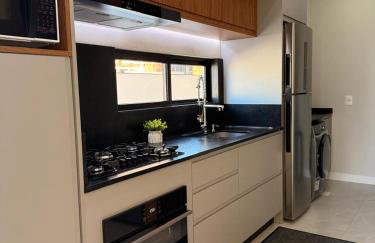 Apartamento moderno, a 200 metros da praia com pátio,piscina e churrasqueira privativa 2 vagas de garagem - Foto 1