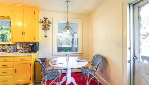 Colorful Roanoke Vacation Rental with Hot Tub! - Foto 5