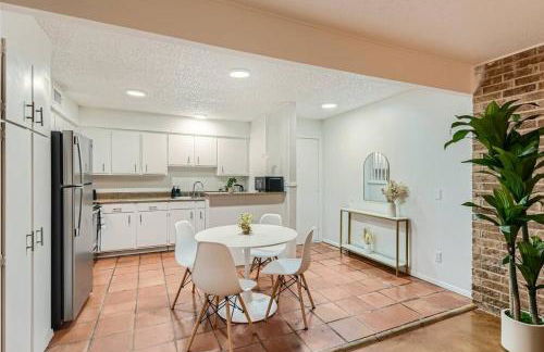 Walkable Dtwn 2B Getaway - Sleeps 5 - Pool, Prkg - Foto 27