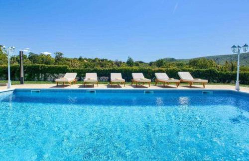 5-Bed Villa with Pool, Jacuzzi & Padel Court - Foto 32
