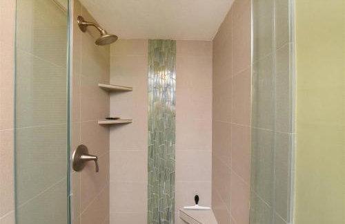 Oceanfront Remodeled-30 Feet to Ocean-Central AC-Highly Sought After - Foto 33