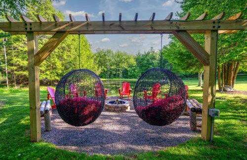 Lux estate! Hot tub, 8 acres, firepit, game room, private pond, EV, lots of privacy, 10 mins to town - Foto 9