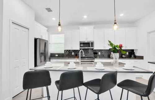 5BR Family Haven Near Disney with Private Pool - Foto 9