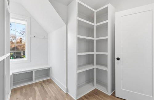 Modern House by Downtown with Garage and Fenced-in Yard - Foto 36