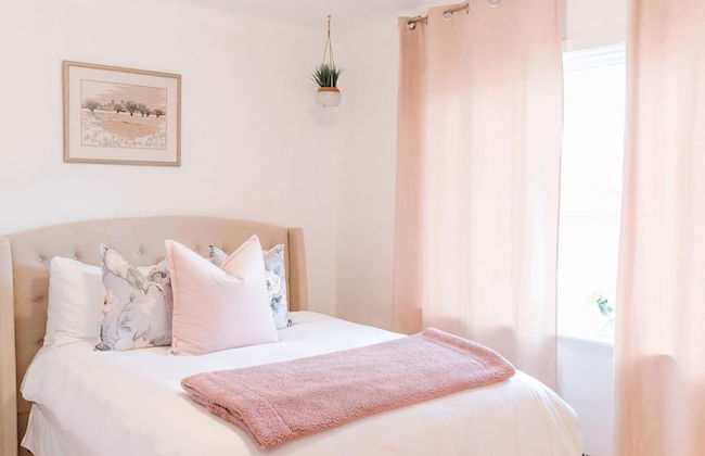 Gorgeous Bungalow With a Backyard Deck - Photo 8