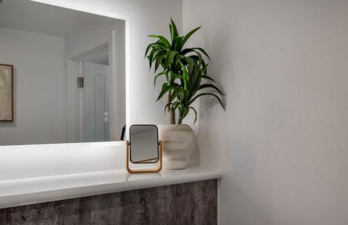 Luxury City Escape - Brand New Stylish 2 Bedroom Apartment with Parking - Foto 34