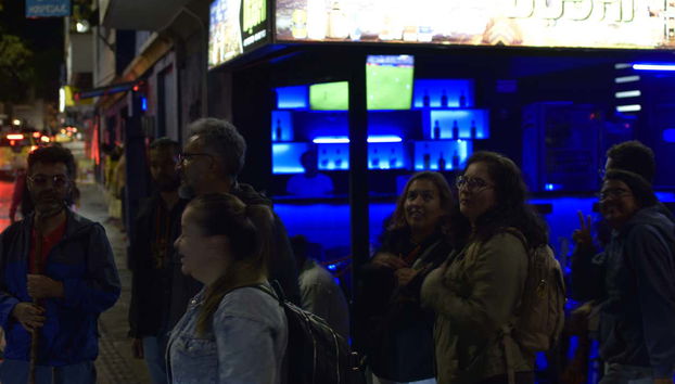 Antes de entrar a un bar de Medellín