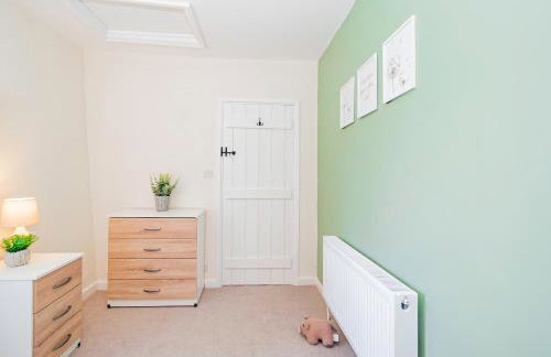 Farmhouse Retreat, 4 Bed, Pet Friendly - Photo 23