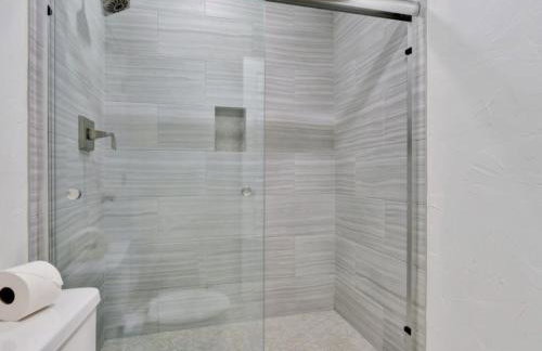 City Gem 4BR with POOL Sleeps 8 - Foto 33