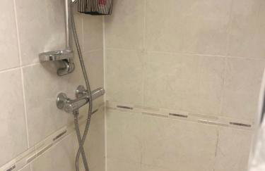 Cozy Two Bedroom Flat 1 Minute from Forest Hill Train Station - Photo 12