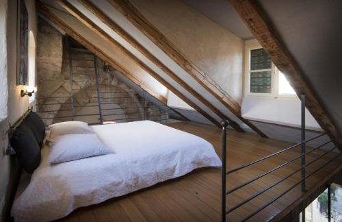 La Divine- captured by history inside Palace loft - Photo 9