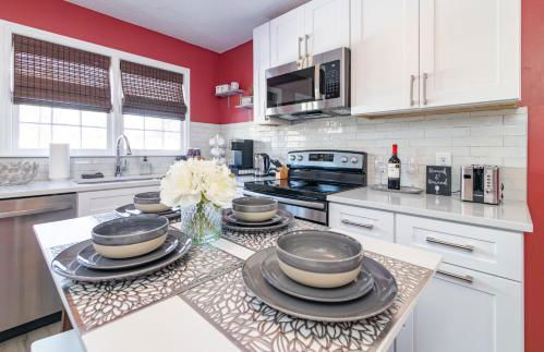 Rear deck w/ Soaking tub + Wi-Fi & Parking - Foto 11