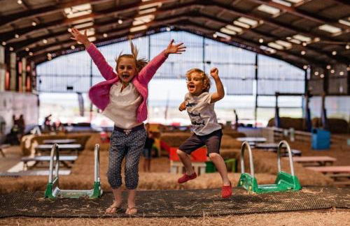 Bay - Brambles Chine, Colwell Bay - 5 star WiFi - Short walk to The Hut and beach - 1 night stays available - Ferry offers - Photo 33