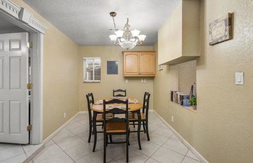 Sleeps 12 - House Guest Apt - Plenty of parking - Foto 33