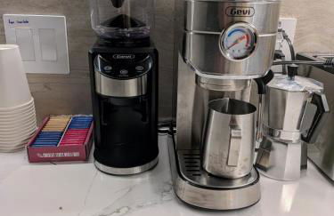 Private Room with Shared Bathroom at an Apartment by Times Square - Foto 16