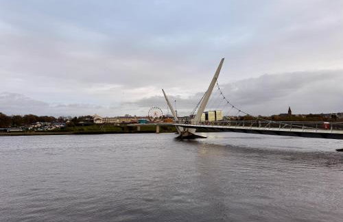 2BR City Centre Apartment By Travel Lets Short Term Rental Agency Derry With Free WiFi - Foto 11