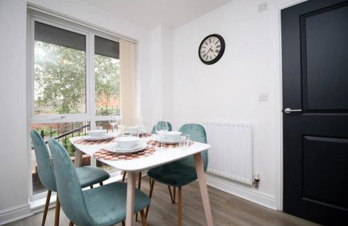 Modern and Cosy 3 Bed House Close to Cardiff City Centre perfect for Family Relocations, Contractors & Groups by Gurkha Stay with Free Parking and Wifi - Foto 32