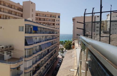 Ático centrico, 50m de la playa, vista al mar y al Peñon, gran terraza, parking, wifi fibra - Photo 3