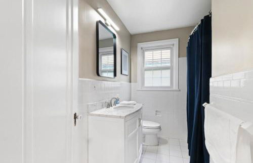 Inviting 4BR2BA in Oakley with 2 Park Spots & Lg Deck - Foto 13