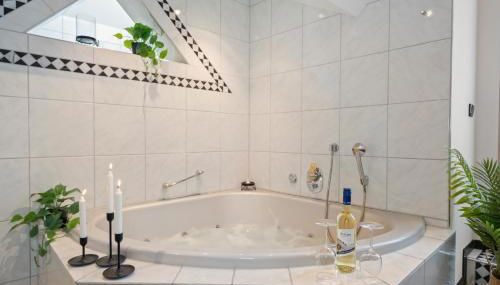 flair Apartment Stadtoase Fulda I private Sauna & Whirlpool I Balkon I 2x Parken I Kaffee I Highspeed WLAN I Disney plus - Foto 5